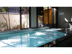 福岛Hotel Tenryukaku - Vacation STAY 16406v的大楼内的一个蓝色海水游泳池