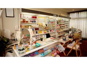 福岛Hotel Tenryukaku - Vacation STAY 16406v的一间储藏有药房的商店