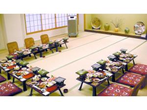 福岛Hotel Tenryukaku - Vacation STAY 16406v的一组桌子,上面有食物盘