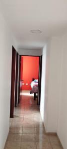 伊皮亚莱斯Ipiales puerta de oro的走廊上,红色的房间里设有一张床