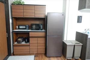 熊本THE TORII - Vacation STAY 21195v的厨房配有冰箱和微波炉。