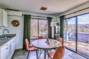 阿赫瓦尼Cozy Studio with Well-Being Retreat Near Yosemite!的一个带桌椅的厨房和一个阳台