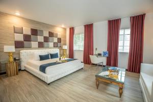 迈阿密海滩卡塔利娜酒店与海滩俱乐部的一间卧室配有一张大床和一张桌子