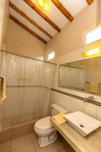 曼克拉Casa Luz De Luna-MANCORA的一间带卫生间和水槽的浴室