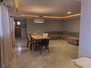 巴西利亚Brasilia Vale Park Way的客厅配有桌椅和沙发