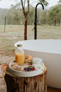 ExcelsiorAkuna Estate - Luxury Glamping Experience的树 ⁇ 上摆着一盘食物