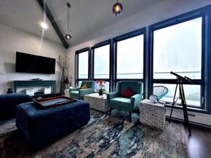 迪伦比奇Oceana Vista Escape - Beachside Haven的带沙发、椅子和窗户的客厅