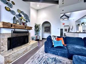 迪伦比奇Oceana Vista Escape - Beachside Haven的客厅设有蓝色的沙发和壁炉