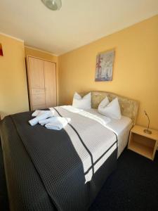 吕根岛上的维克Hotel-Pension Zur Mole的酒店客房,配有带毛巾的床