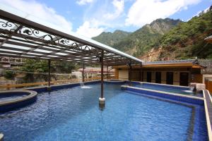 和平区神木谷假期大饭店的一座带山地游泳池的度假村