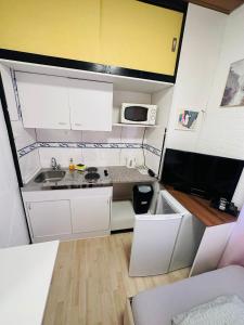 亚琛Gästezimmer Siminciuc的小厨房配有白色橱柜和水槽