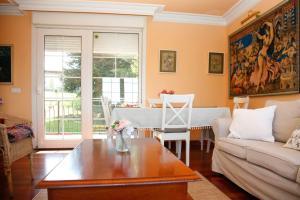 佩罗拉Finca Tras de Casa的客厅配有沙发和桌子