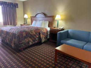 苏圣玛丽The Inn的酒店客房,配有一张床和一张蓝色椅子