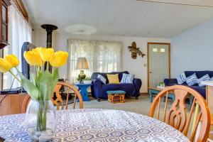 TiconderogaHague Vacation Rental about 2 Mi to Lake George!的坐在桌子上的黄色花瓶