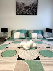塞尔吉Cocon Eudenia - accès direct PARIS - 2 MIN RER - PARKING GRATUIT的一间卧室配有一张绿色和棕色设计风格的大床。