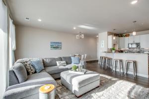 希博伊根Modern South Pier Condo on Sheboygan River!的带沙发的客厅和厨房