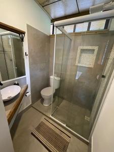 瓜尔达恩巴CASA DE CHICO - Tiny House的带淋浴、卫生间和盥洗盆的浴室