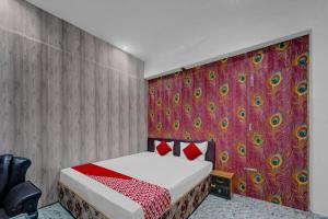 巴特那Flagship Hotel Blue Gram Inn的一间卧室设有一张床和色彩缤纷的墙壁