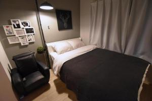 东京Ethos Ebisu 201 - Vacation STAY 09298v的一间小卧室,配有一张床和一把椅子