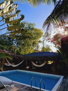 托兰克索Mini Casa com Jacuzzi e Piscina的一个带游泳池和棕榈树的度假村