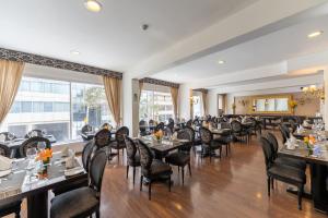 利马何塞安东尼奥酒店的用餐室设有桌椅和窗户。
