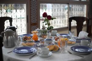 非斯麦地那佩林庭院旅馆的一张带蓝色食物板和玫瑰的桌子
