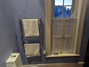 开普敦La Montagne Observatory的浴室设有窗户、卫生间和毛巾。