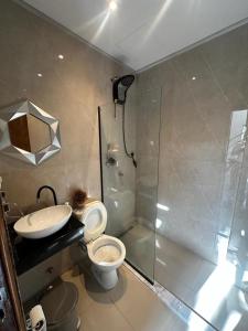 圣贝纳迪诺Puerta del Lago的浴室配有卫生间、盥洗盆和淋浴。