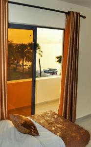 亚喀巴PALM BEACH HOTEL free ticket for pedal boat تذكرة مجانية للالعاب البحرية的一间卧室设有海景窗户