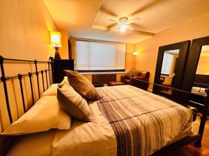 1-Bed Urban Oasis Prime Location客房内的一张或多张床位