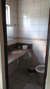 库里提巴HOTEL TROPICAL的一间带两个盥洗盆和卫生间的浴室