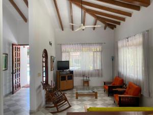 卡门阿皮卡拉La Quinta A的带沙发和电视的客厅