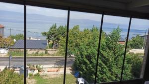 伯萨Gölyaka Hotel的从客房窗户可欣赏到海景