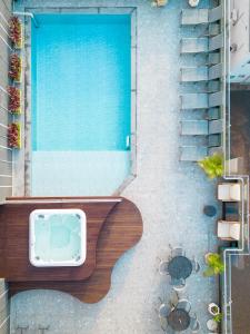 伊瓜苏德尔雷优质酒店的游泳池的顶部景色,旁边设有长凳