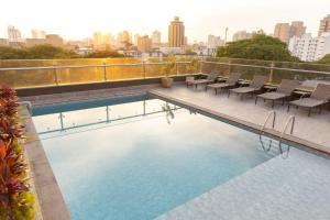 伊瓜苏德尔雷优质酒店的建筑物屋顶上的游泳池