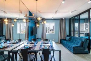 圣保罗VM1303 - Apart Alto Padrão c/vaga na Vila Mariana的客厅配有桌子和蓝色沙发