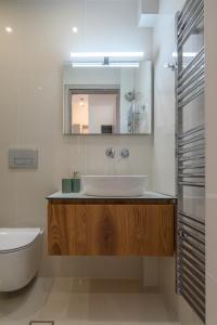 萨拉米斯Seaside Apartment的一间带水槽和镜子的浴室