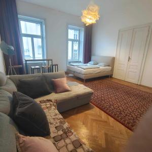 维也纳Large 4 room apartment in the center of Vienna的带沙发和地毯的客厅