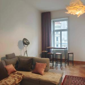 维也纳Large 4 room apartment in the center of Vienna的客厅配有沙发和桌子