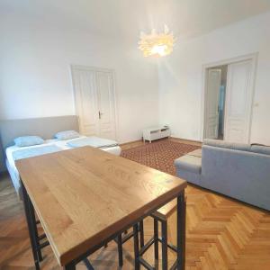 维也纳Large 4 room apartment in the center of Vienna的客厅配有桌子和沙发