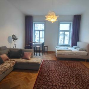 维也纳Large 4 room apartment in the center of Vienna的客厅配有沙发和桌子