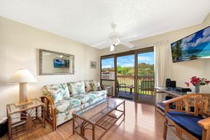 利胡埃Kauai Banyan Harbor B24 condo的客厅配有沙发和桌子