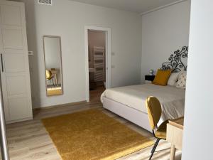阿尔巴Alba Room 16的白色卧室配有床和镜子