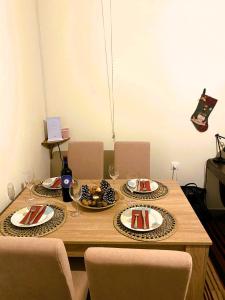 维蒂纳Methydrion Country House的木桌,带食物和酒杯盘