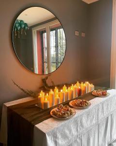 SecchiaSala dell Estate Guest House的镜子前桌子上的一组蜡烛