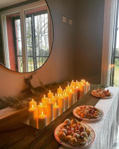 SecchiaSala dell Estate Guest House的桌上的一组蜡烛,上面放着食物