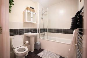 斯蒂夫尼奇Cosy 2 Bedroom flat in Stevenage的浴室配有卫生间、盥洗盆和淋浴。