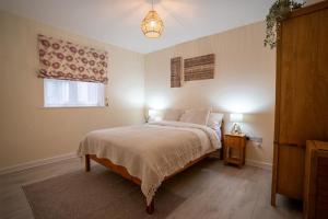 斯蒂夫尼奇Cosy 2 Bedroom flat in Stevenage的一间卧室设有一张大床和一个窗户。