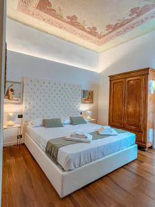 维罗纳Appartamento al Teatro Romano的一间卧室设有一张大床和天花板