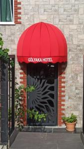 伯萨Gölyaka Hotel的在酒店门前的红色遮篷